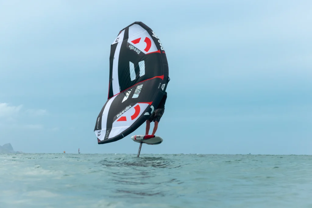 Leia täpne tiiva suurus tuule ja kehakaalu järgi. 75 kg sõitja universaalne valik on 5 m2 tiib. Vaata, kuidas valida varustust Eesti oludes ja kerge tuulega.