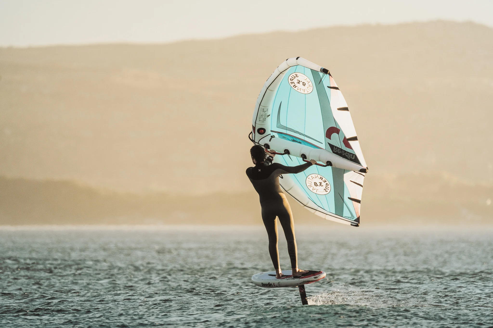 Algaja wingfoil vees