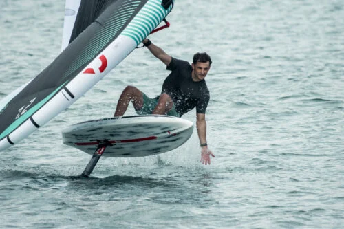 „Wing Foil Downwind“: Kaip pajusti begalinį sklendimą bangomis?